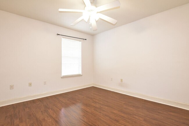 Building Photo - Wood's Edge South Townhouse – 2BR/2BA with Over 1,000 Sq. Ft. | Pet Friendly & Prime Location!
