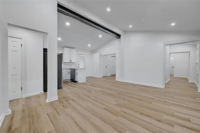 Building Photo - Fully updated 6 bed house!!! 1911 David!