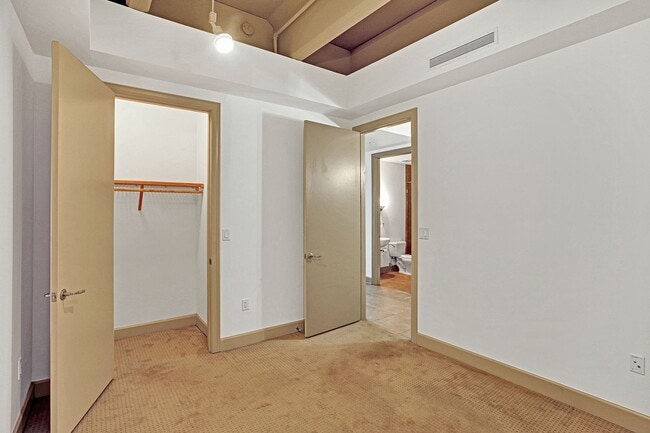 Building Photo - Live the Metropolitan Lifestyle