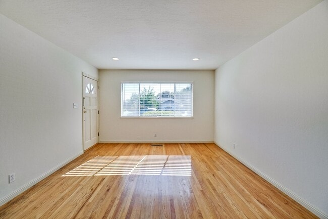 Building Photo - 1109 White Cliff Dr