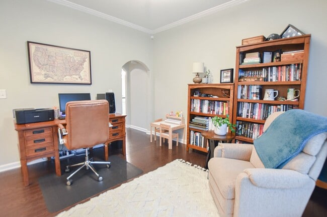 Building Photo - Pet Friendly Three Bedroom with Bonus in S...