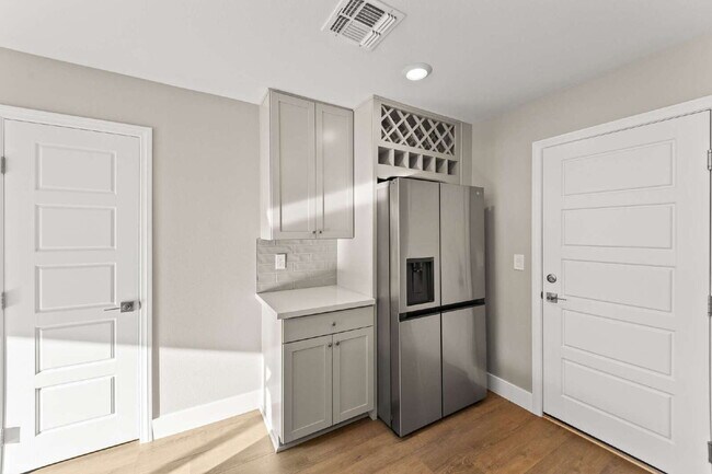 Building Photo - Beautiful two-story home with a bright open floor plan and modern finishes throughout. The spacio...