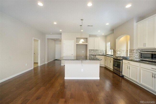 Building Photo - Spacious 4 Bedroom House in Green Valley R...