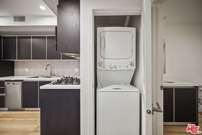 Building Photo - 951 S Ogden Dr