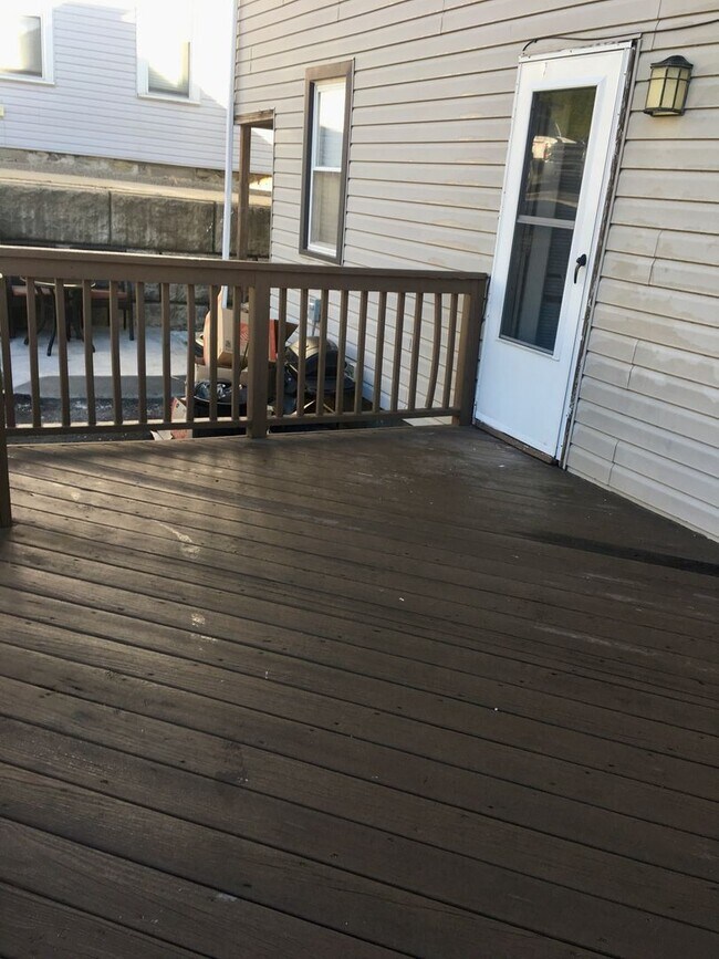 Building Photo - *** Duplex Style Apartment * Pet Friendly * Renovated * Available Now * Granite Counters * Stainl...