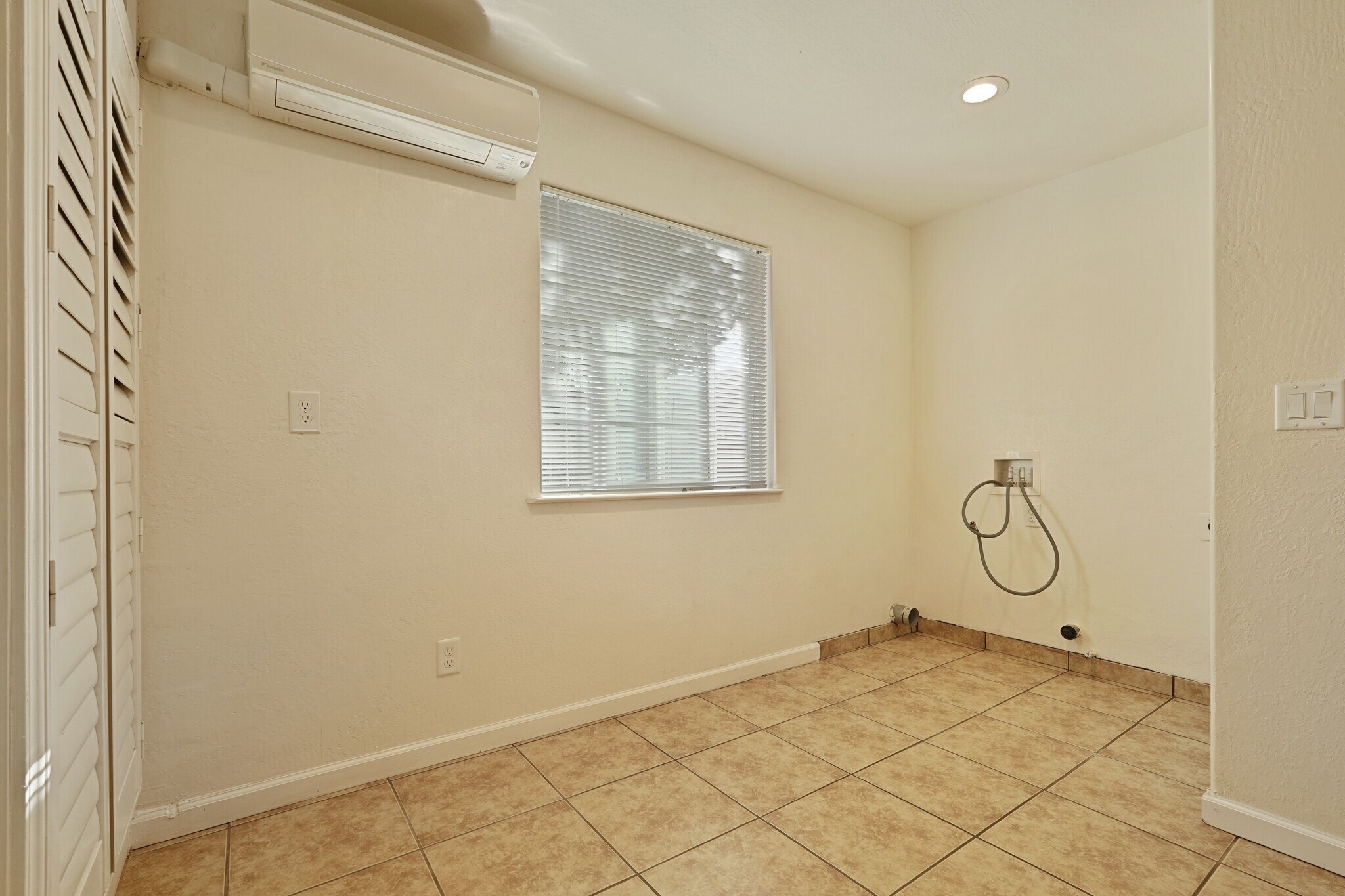 Lundry room - 324 Flora St