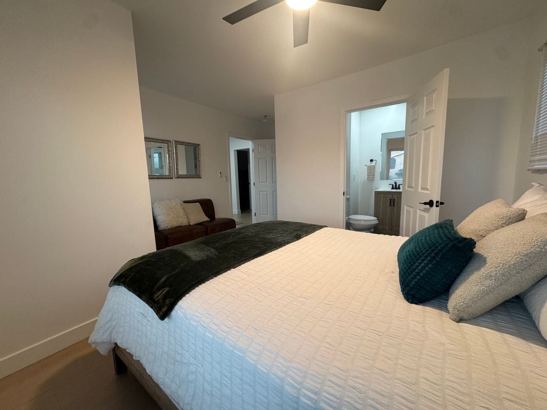 Building Photo - 2669 Clyde Ave