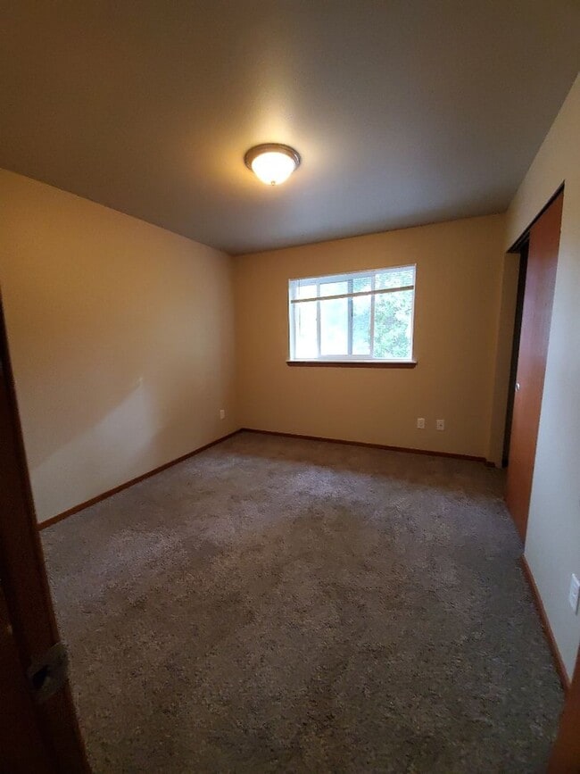 Building Photo - Pre-leasing NOW! 6 Bedroom, 3 Bath Home!