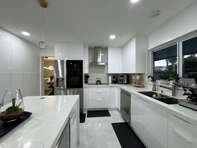 Building Photo - 9368 SW 146th Pl