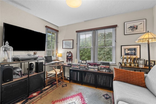 Building Photo - 721 Country Club Dr