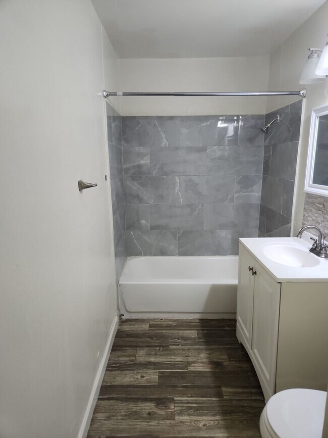 Building Photo - Coming Soon! 3 Bed, 1 Bath, Accross from GCU!! (Available on 06/15/26)