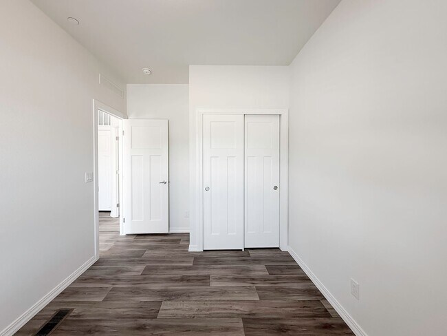 Building Photo - ~ AVAILABLE NOW ~ DUPLEX (LEFT)