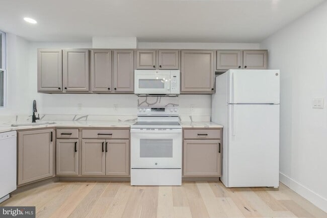 Building Photo - 745 Kenyon St NW