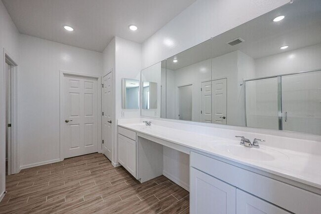 Building Photo - HOME IN LAVEEN! 4 BED 3.5 BA 3 CAR GARAGE!...