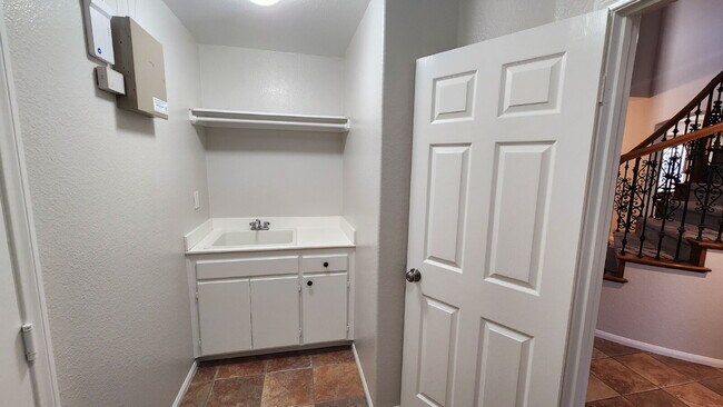 Building Photo - Gorgeous home on the Golf Course in a gated community.