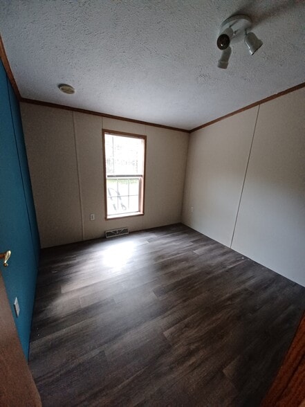 Building Photo - 1284 Hill Rd