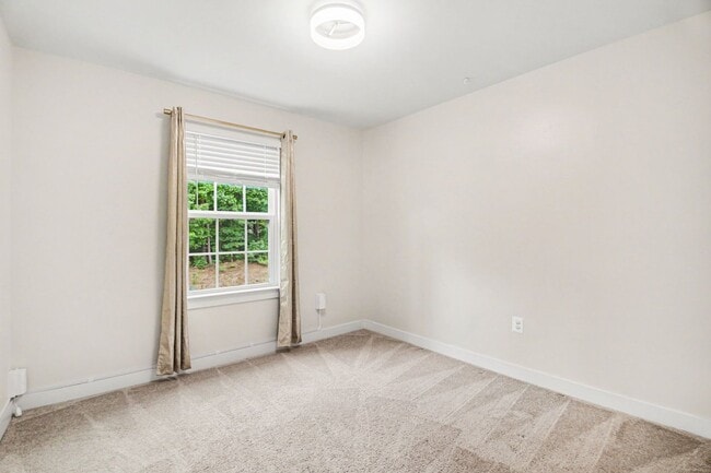 Building Photo - Stunning & Spacious 3-Level Single Family Home in Lees Parke – Move-In Ready!