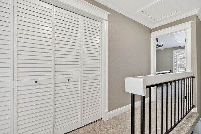 Building Photo - Two Bedroom Townhome W/ Garage!