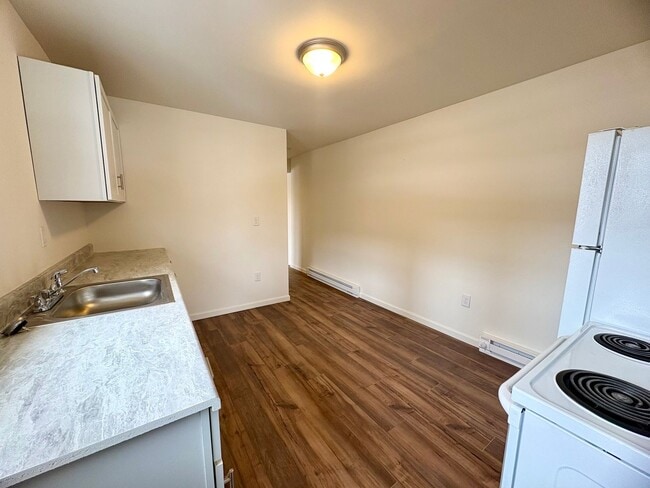 Building Photo - 133 W Maple St