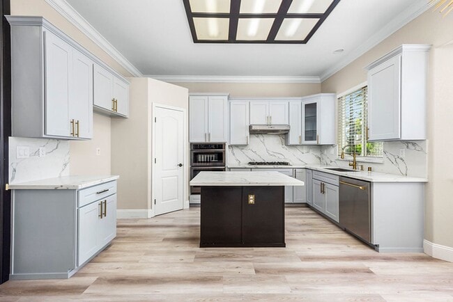 Building Photo - For rent: spacious and updated 5-bedroom, ...