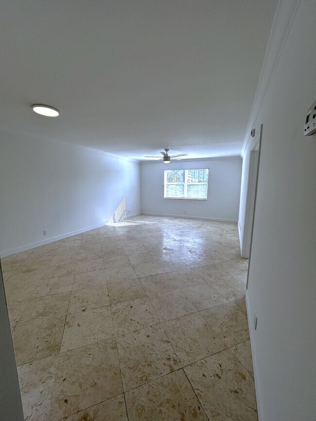 Building Photo - Large 1 Bedroom 1.5 Bath Condo - Steps from Fort Lauderdale Beach!