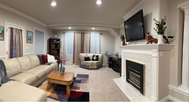 Building Photo - 3059 Bellevue Way NE