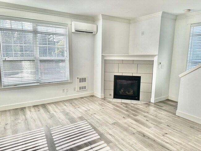 Building Photo - Modern 3 bedroom, 2.5 bathroom Townhome in Mapleleaf!