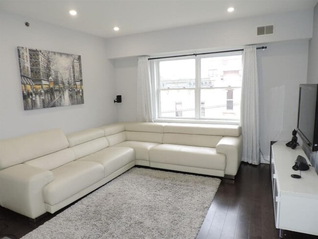 Building Photo - 84 Bloomfield St