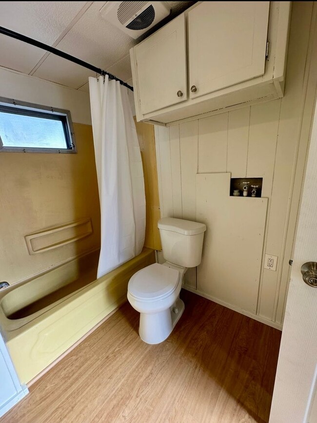 Building Photo - Available NOW!  Affordable 2bdrm, 1 bath