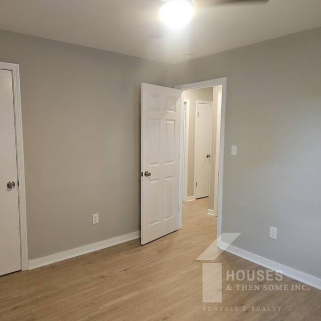 Building Photo - 511 Hampton Ave