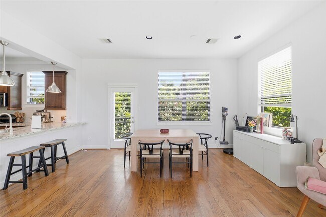 Building Photo - 214 W 28th St
