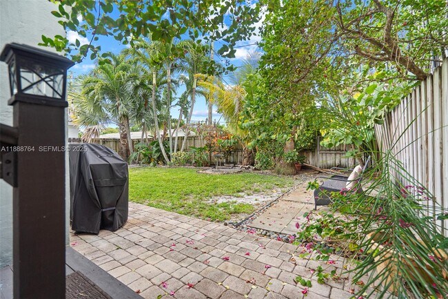 Building Photo - 1636 Arthur St