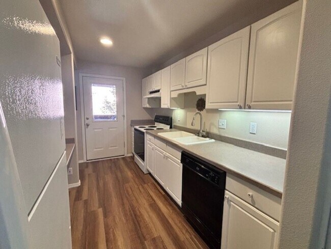 Building Photo - Lower Level Sunriver Condominium Unit - Powder Village H5