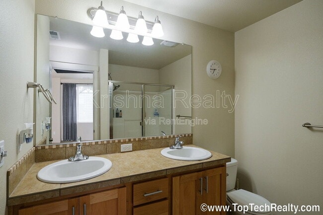Building Photo - 477 NE Edgeway Drive