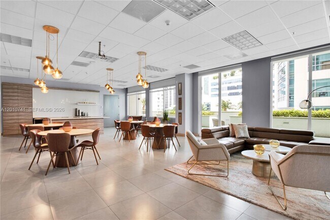 Building Photo - 1200 Brickell Bay Dr
