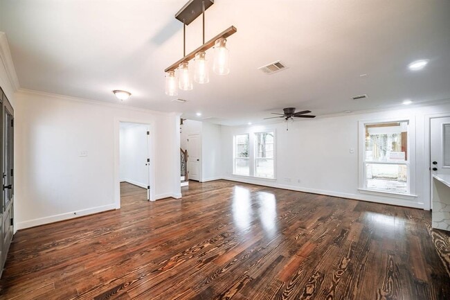 Building Photo - 10038 Westview Dr