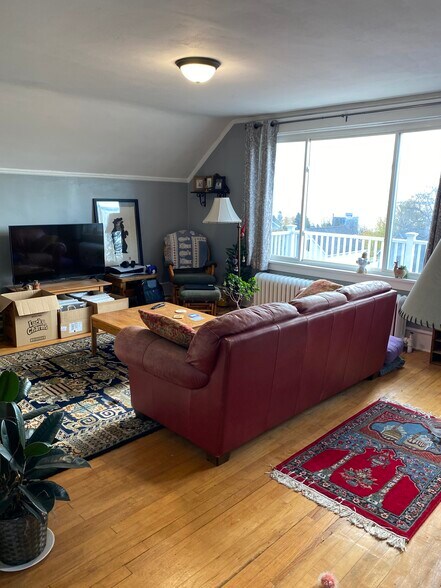 Building Photo - 15 E 10th St