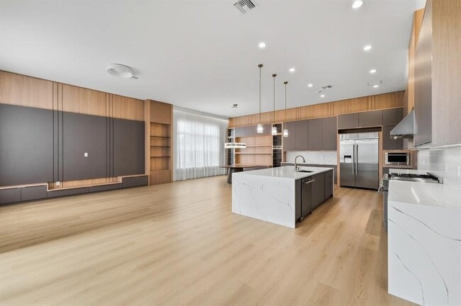 Building Photo - 16004 Pendio Dr