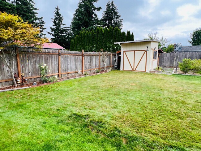 Building Photo - Beautiful yard, 3 bedroom 1 bath rambler i...