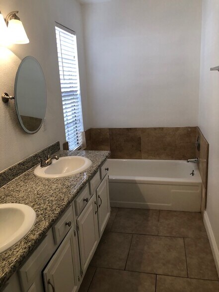 Building Photo - 3944 Edgemoor Way