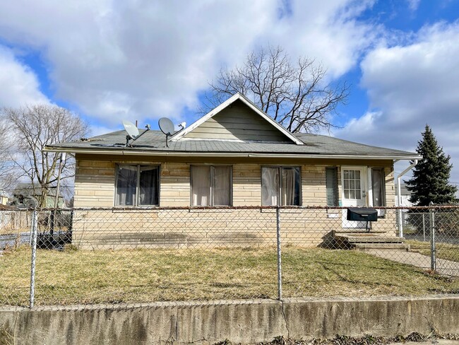 Primary Photo - Fenced Yard