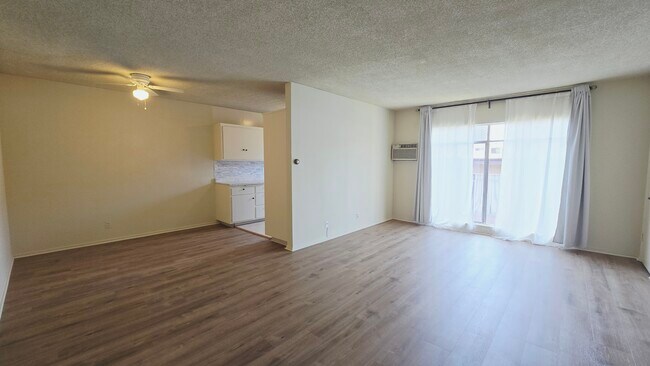 Building Photo - 526 S St Andrews Pl