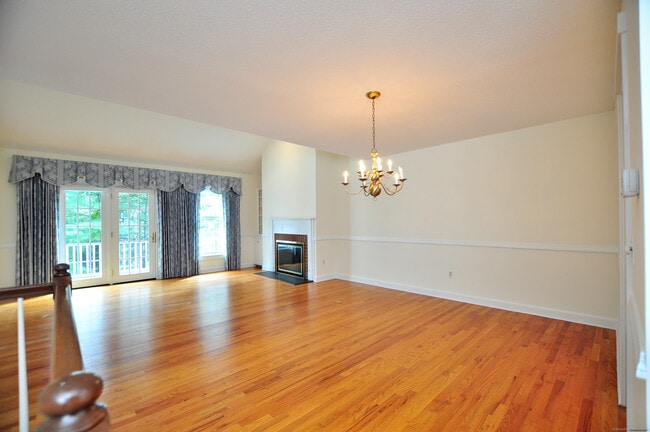 Building Photo - 8 Dickinson Ct