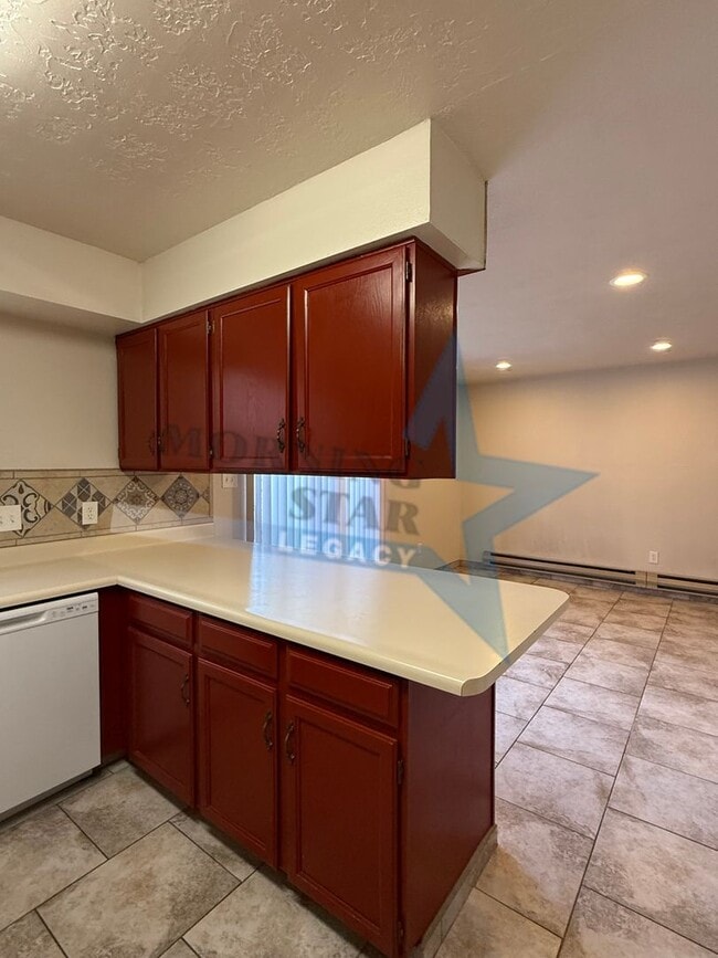 Building Photo - 3 Bed Condo W/ yard!