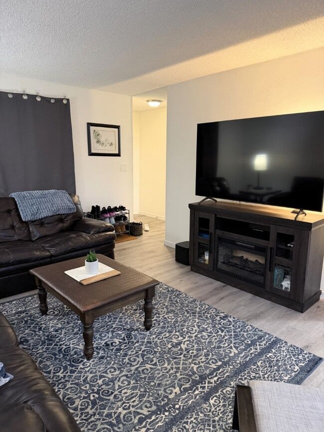 Building Photo - 2Bd/1.75Ba Redmond Condo