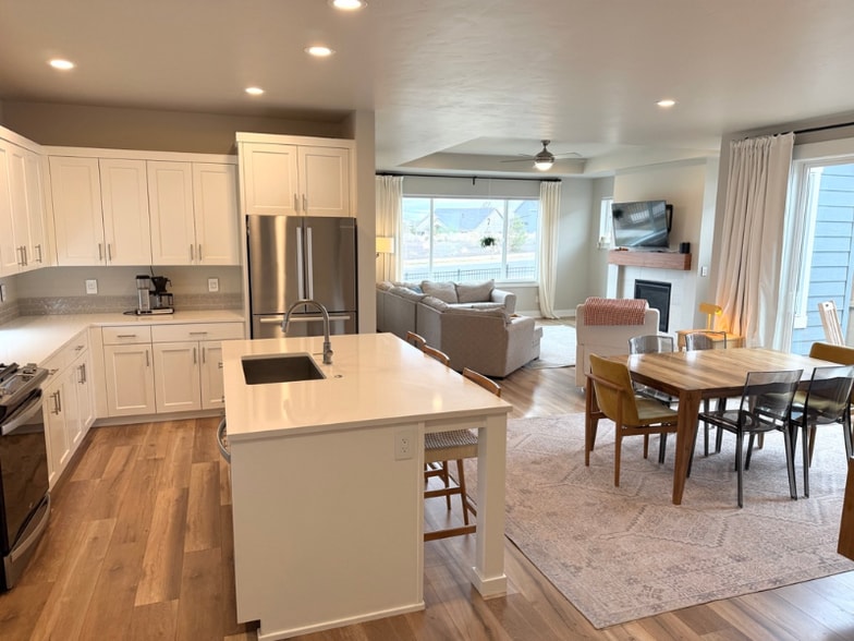 Building Photo - 3215 NE Boulder Crk Dr