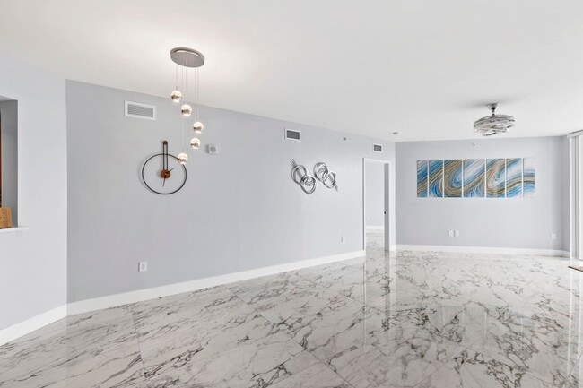 Building Photo - 2/2 in Marina Grande