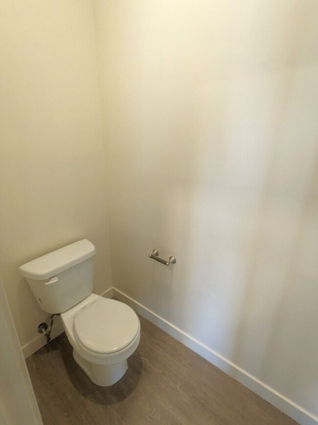 Building Photo - Move In This June! 2 Weeks Rent Free – 3 B...