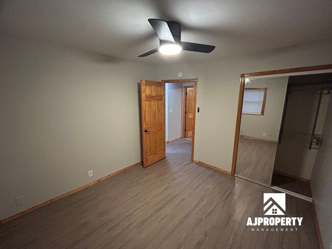 Building Photo - 2409 E 6th St