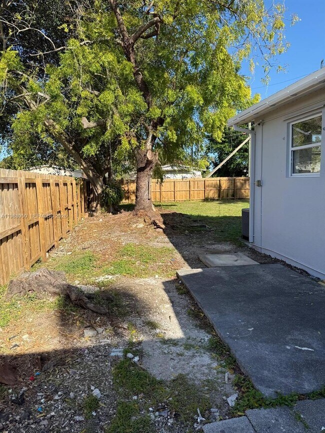 Building Photo - 625 NW 9th Ave